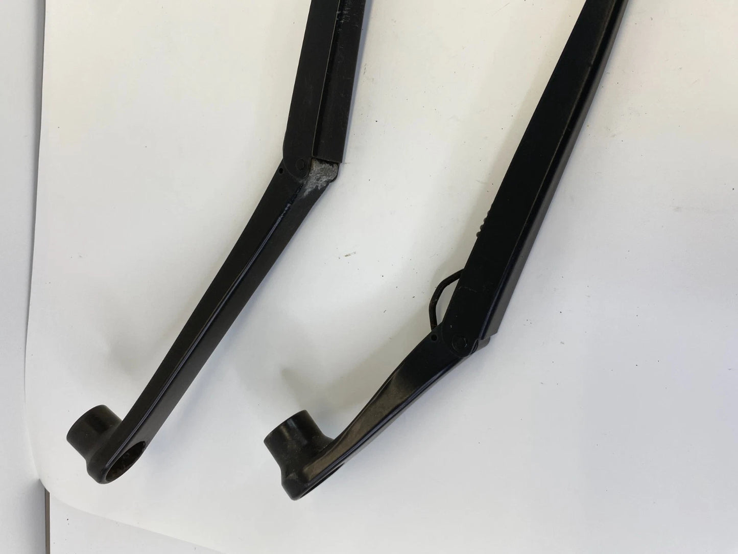 2005-2010 CHRYSLER 300 FRONT RIGHT & LEFT WINDSHIELD WIPER ARM PAIR SET OEM