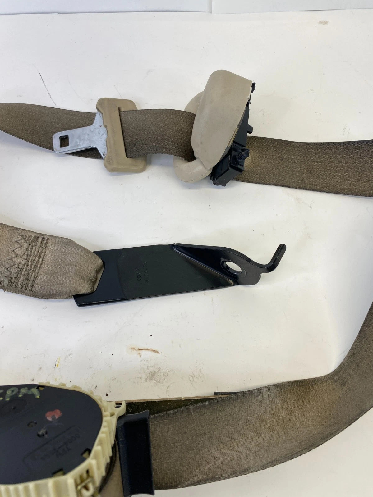 2003-2006 LINCOLN NAVIGATOR FRONT LEFT SEAT BELT RETRACTOR TAN OEM 0004-3594