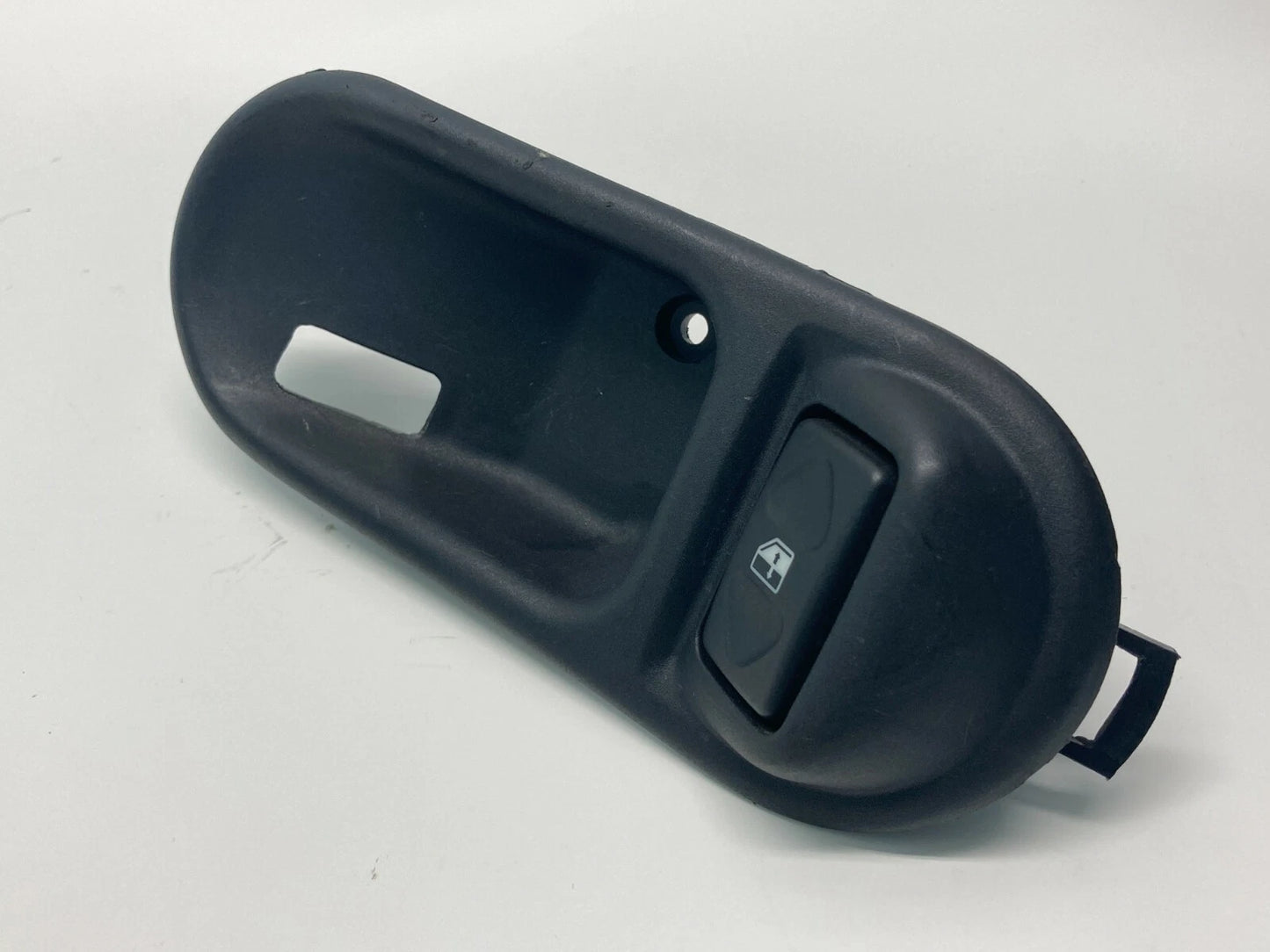 99-02 LAND ROVER DISCOVERY FRONT LEFT DOOR HANDLE BEZEL W/ WINDOW SWITCH AWR6051