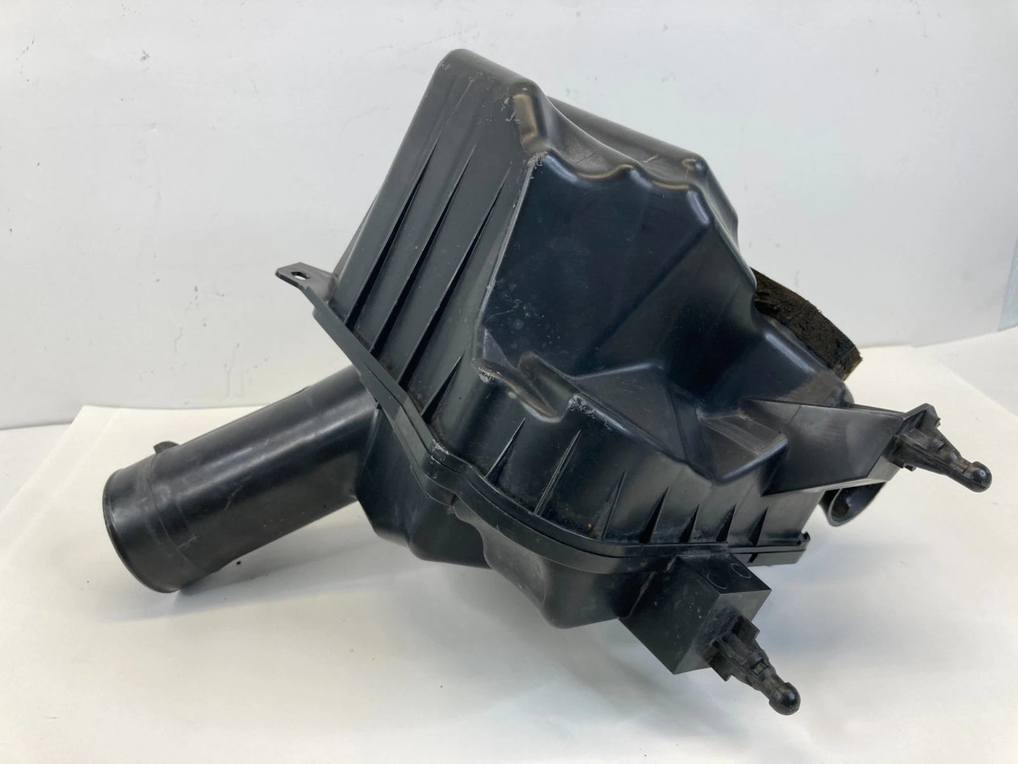 2008-2010 INFINITI G37 FRONT LEFT AIR INTAKE CLEANER BOX FILTER ASSEMBLY OEM