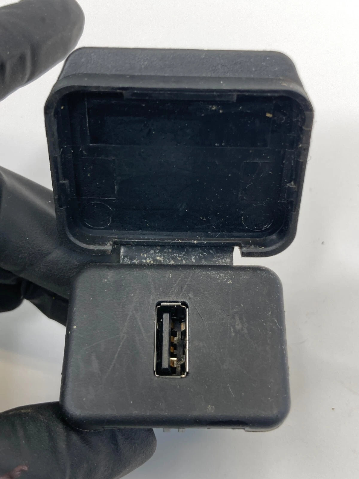 2010 GMC ACADIA CENTER CONSOLE USB AUX IN JACK INPUT PORT ADAPTER 20757329 OEM