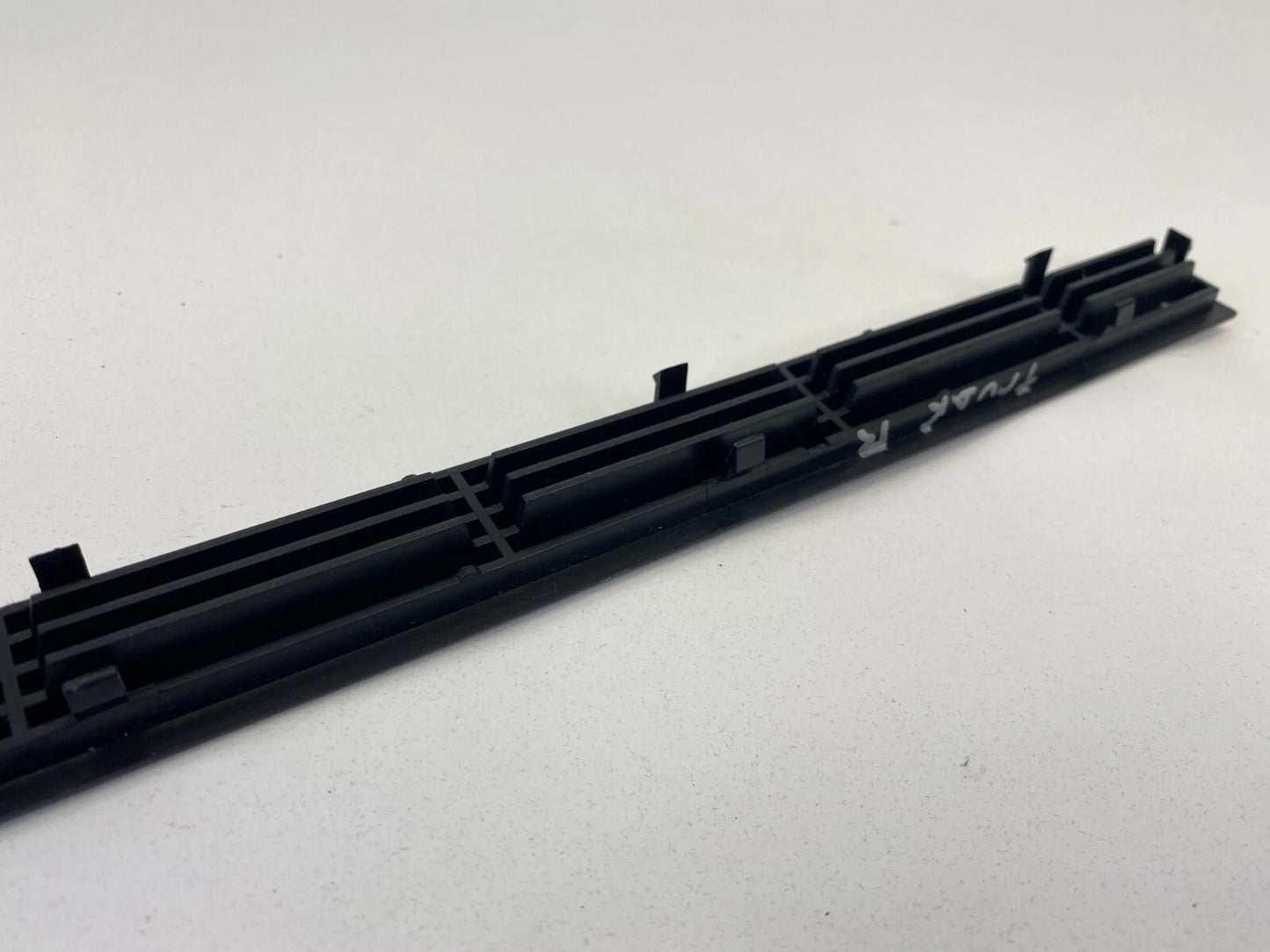 06-10 MERCEDES-BENZ R350 REAR RIGHT QUARTER PANEL TRUNK AIR VENT DEFROST TRIM