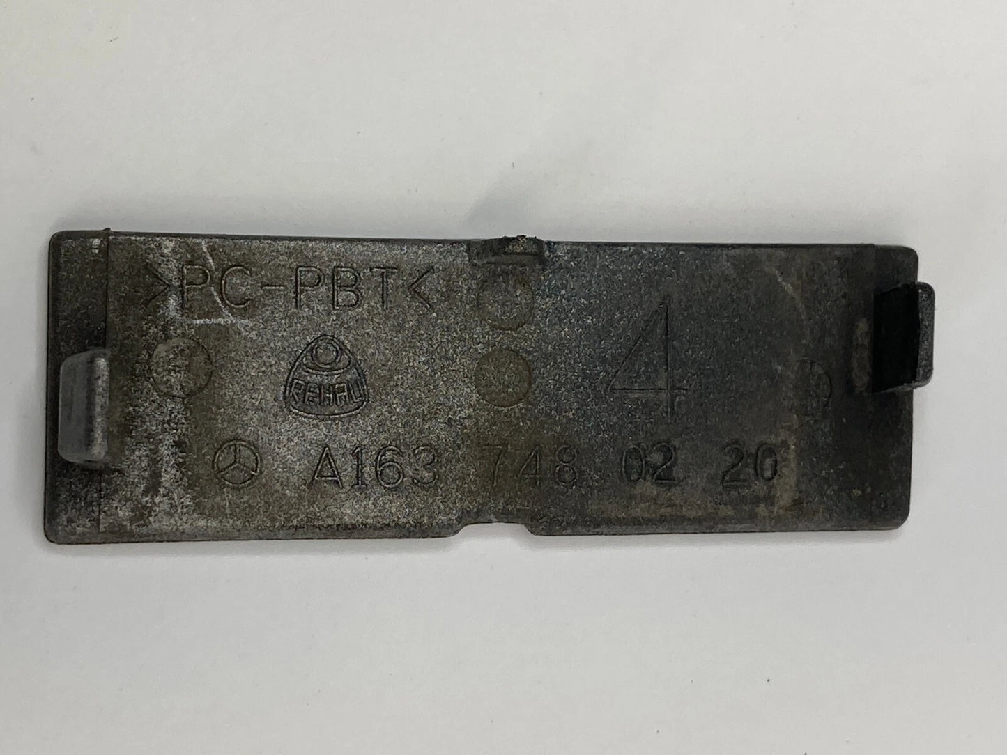 2002 MERCEDES-BENZ ML320 REAR TAILGATE LID TRUNK TRIM SCREW LID PANEL 1637480220