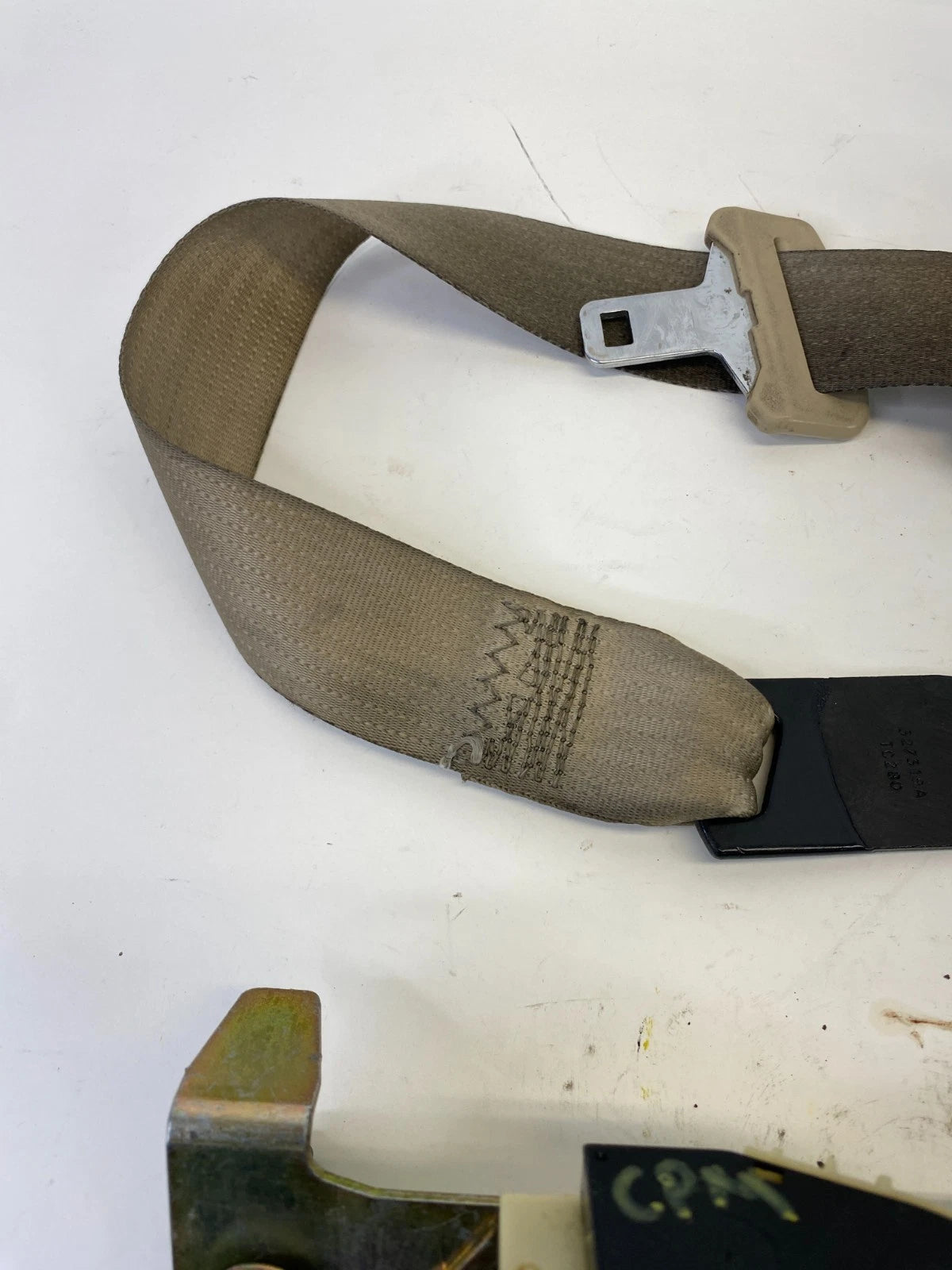 2003-2006 LINCOLN NAVIGATOR FRONT LEFT SEAT BELT RETRACTOR TAN OEM 0004-3594