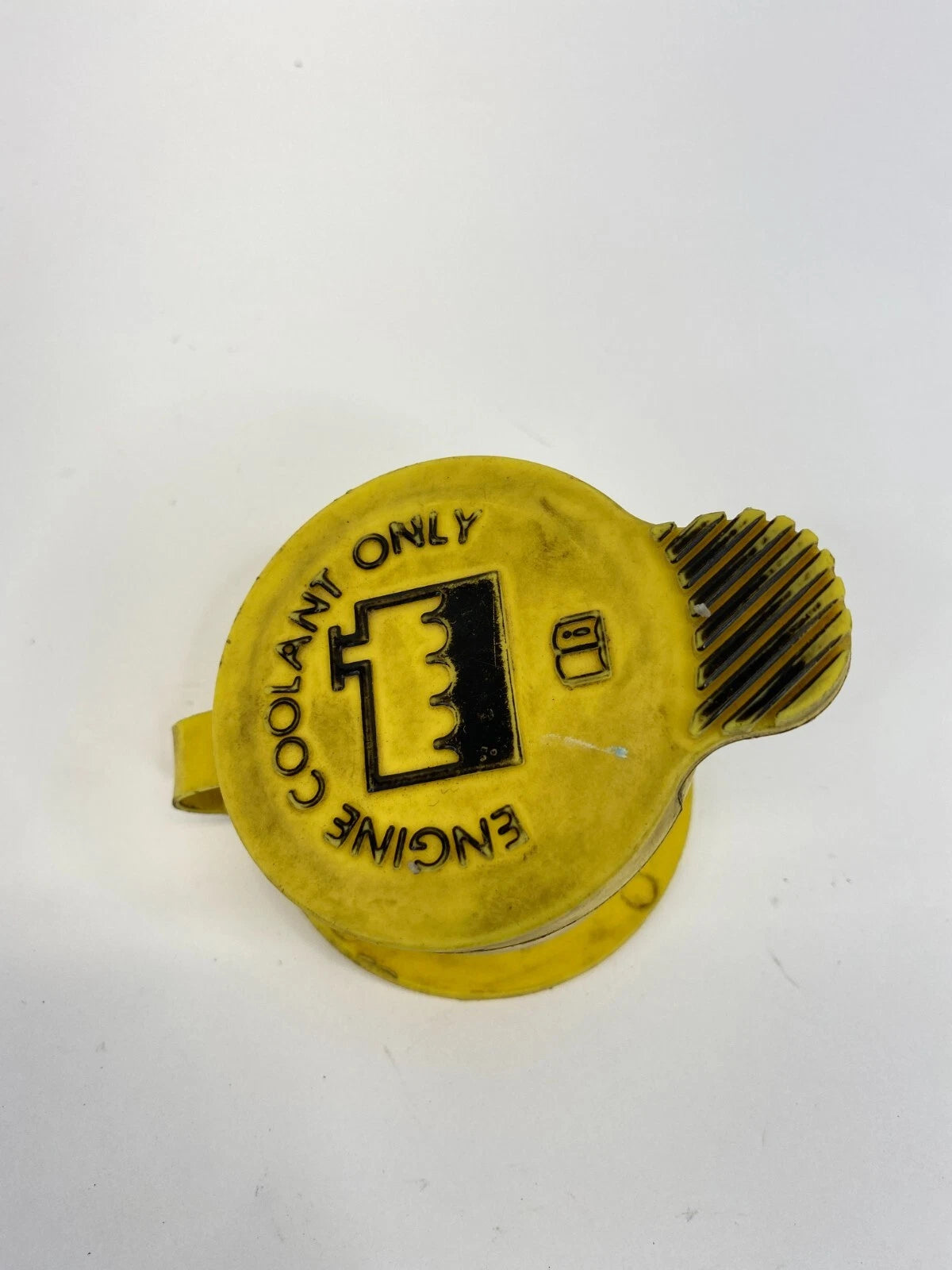 2005 06 2007 JEEP GRAND CHEROKEE ENGINE COOLANT RESERVOIR TANK CAP TOP COVER