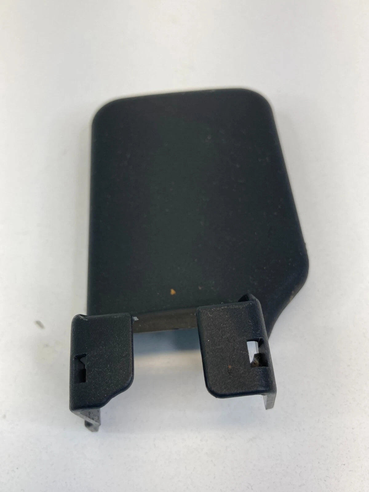 08-17 MITSUBISHI LANCER RIGHT SIDE SEAT TRACK END COVER ANCHOR TRIM CAP 6977A395