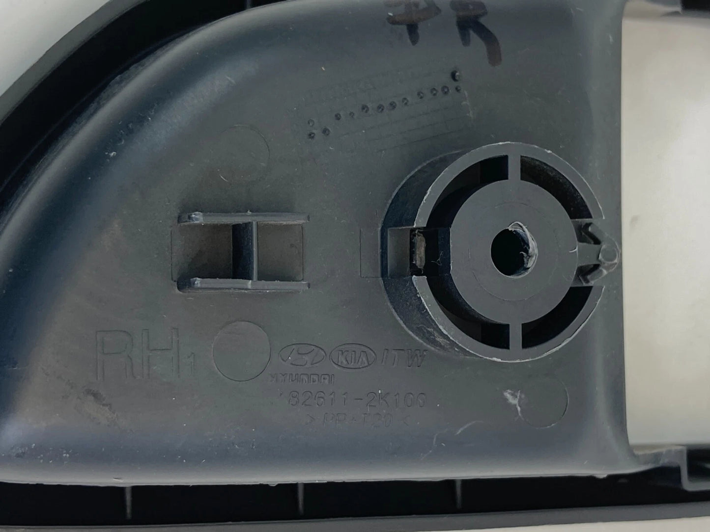 10-13 KIA SOUL FRONT RIGHT SIDE INNER DOOR HANDLE COVER BEZEL TRIM 82611-2K100