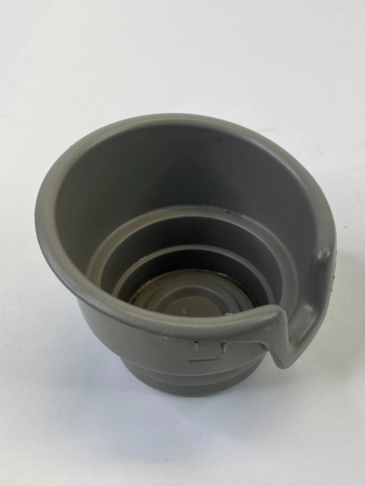 2000-2006 GMC YUKON CHEVROLET TAHOE REAR LEFT CUP HOLDER BEZEL 15710891 OEM