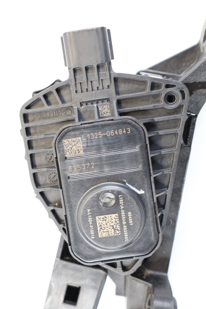 2013-2015 KIA SORENTO 3.3L V6 ACCELERATOR GAS PEDAL W/ TRAVEL SENSOR 32700-4Z000