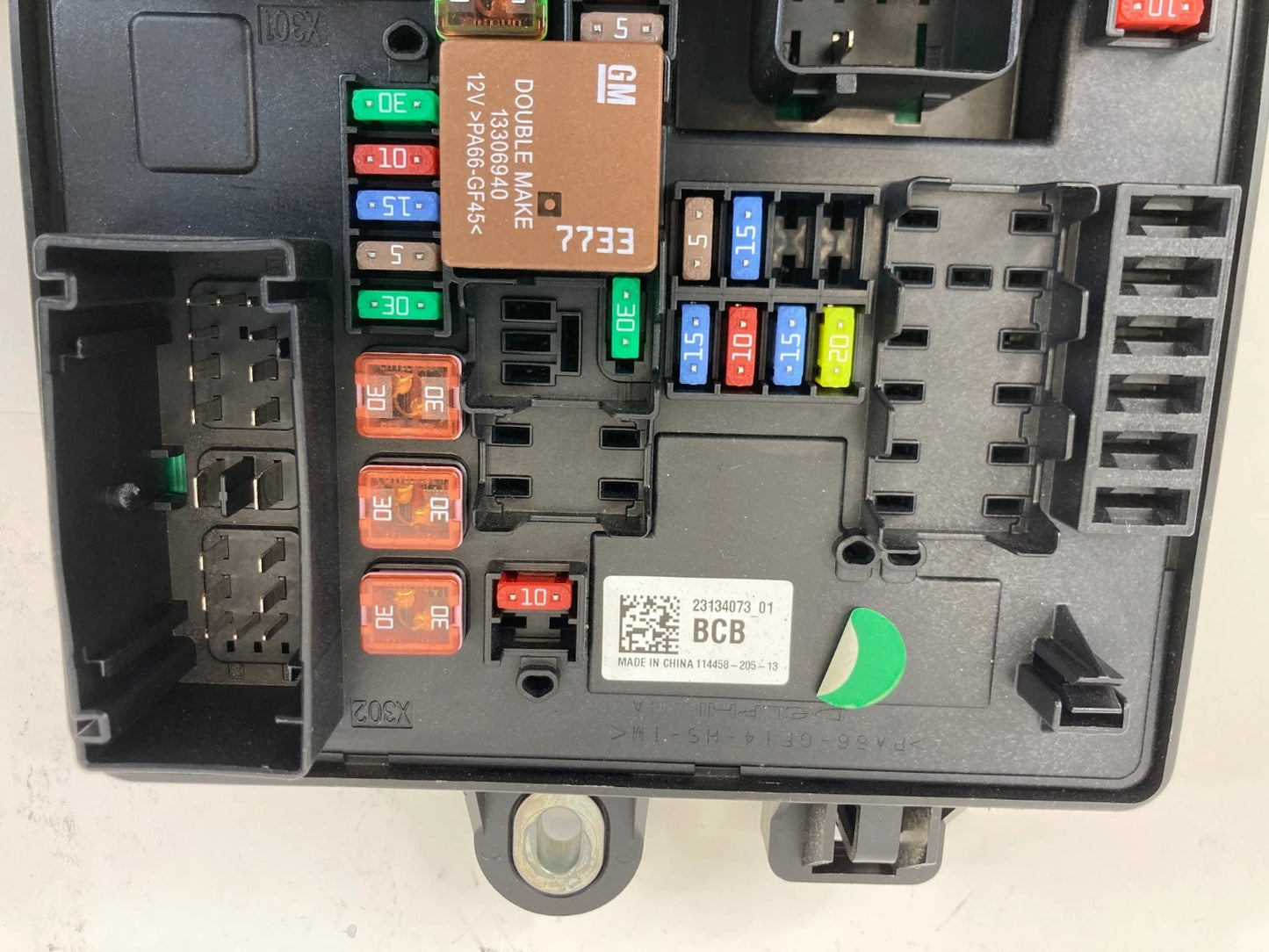 2014-2019 CADILLAC ATS CTS REAR BODY MULTIFUNCTIONAL JUNCTION FUSE BOX 23134073