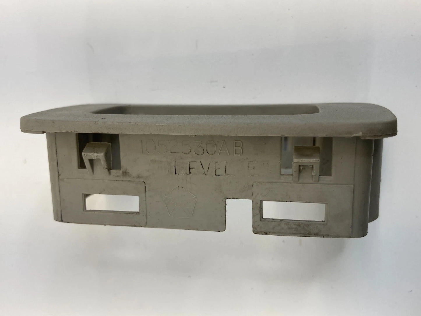 2006 2007 CHRYSLER 300 REAR RIGHT SIDE DOOR WINDOW SWITCH COVER BEZEL 1052530AB