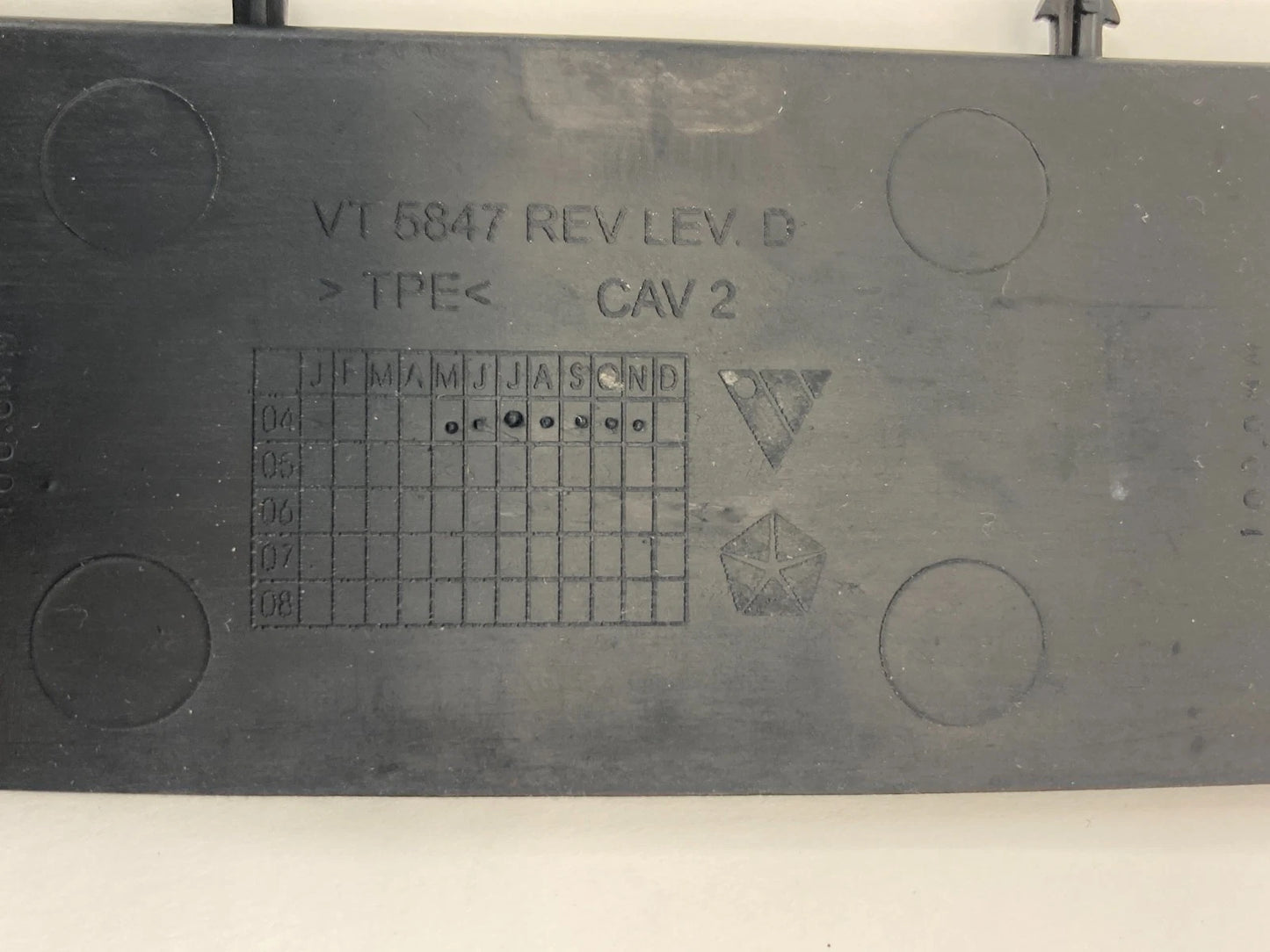 2005-2007 JEEP GRAND CHEROKEE FRONT CENTER CONSOLE RUBBER MAT INSERT VT5847 OEM