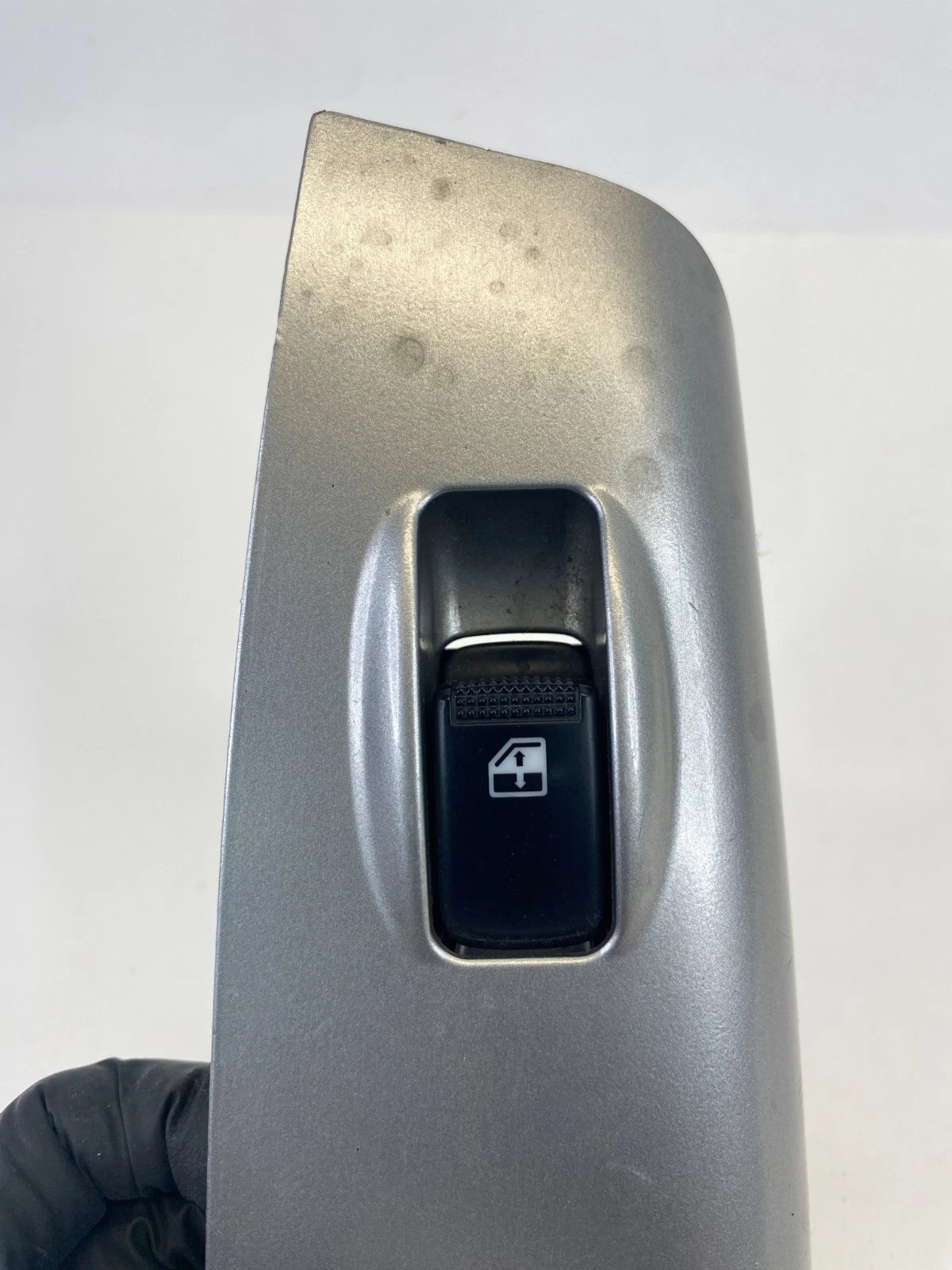 05 06 07 08 09 10 KIA SPORTAGE REAR LEFT DOOR WINDOW SWITCH BEZEL 935801F000 OEM