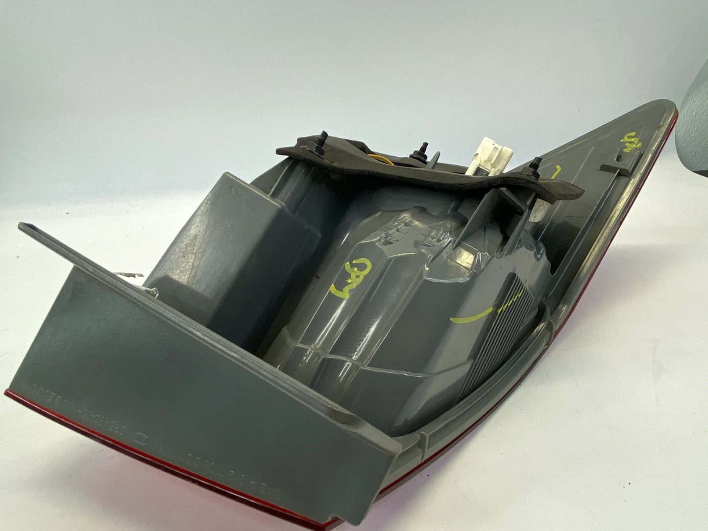 2010-2013 KIA FORTE SEDAN REAR RIGHT SIDE QUARTER PANEL MOUNTED TAILLIGHT LIGHT
