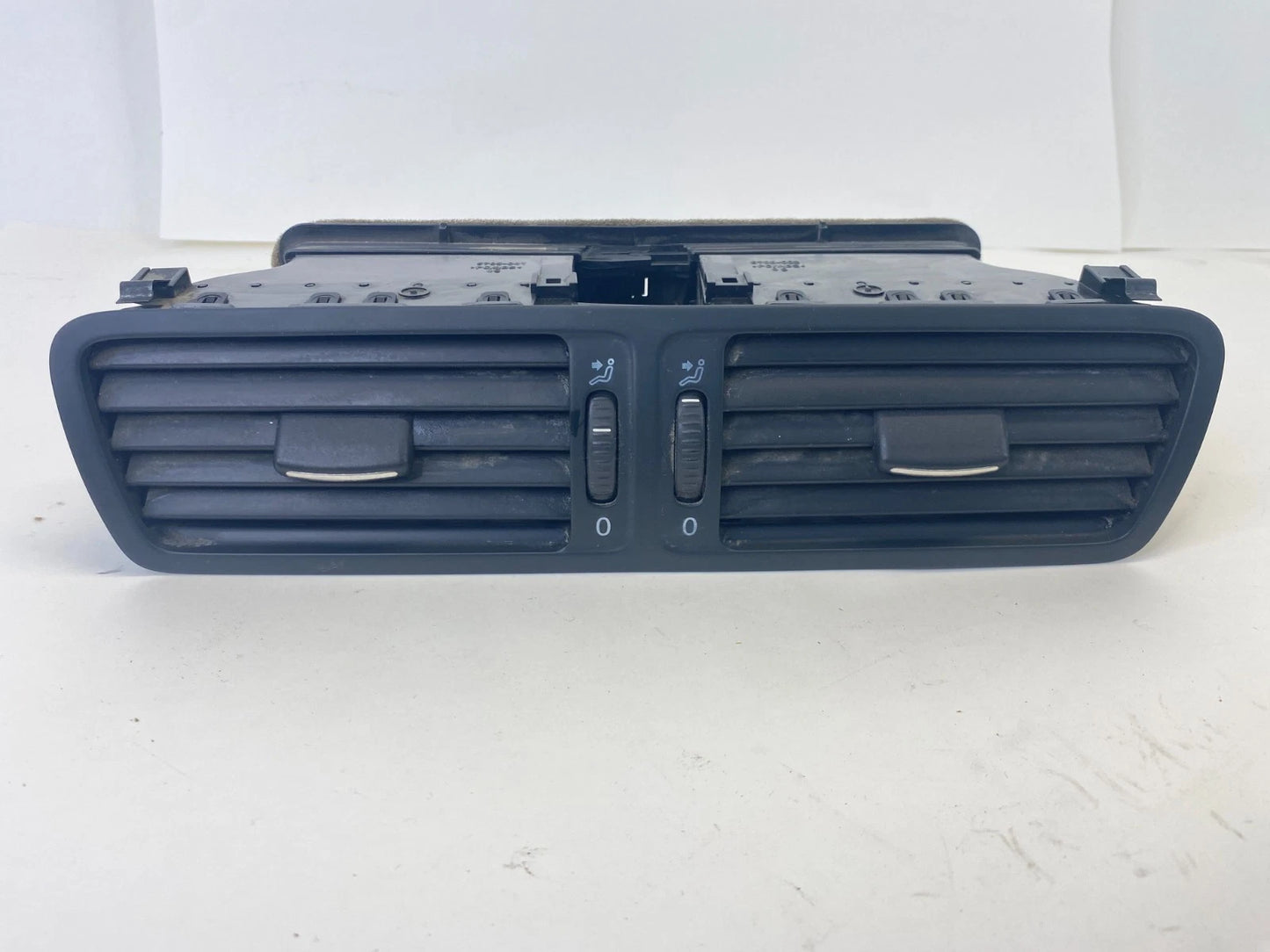 2006-2010 VW PASSAT 2009-2011 VW CC CENTER DASH AC AIR VENT 3C1819728F OEM