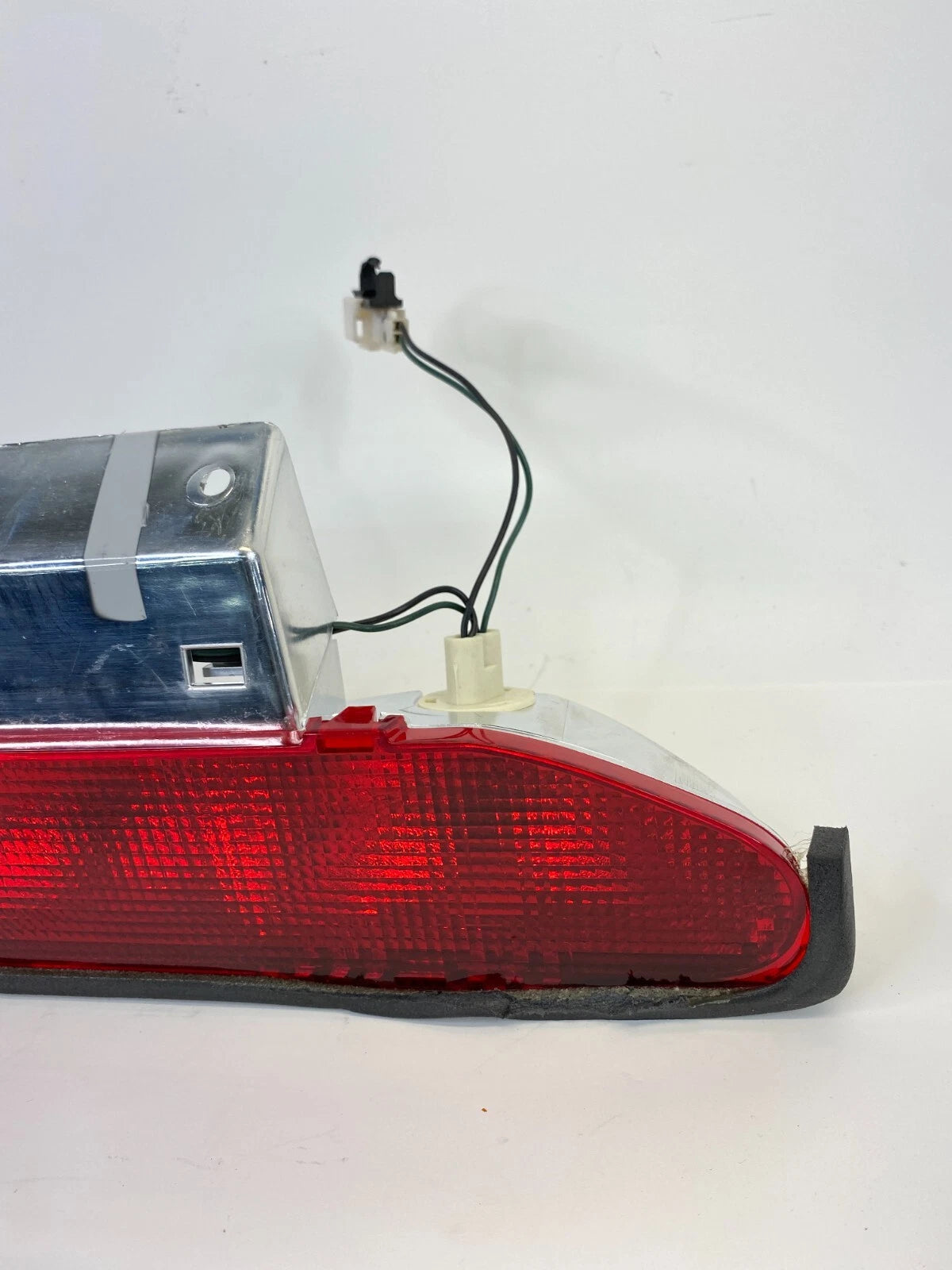 2000-2004 NISSAN XTERRA REAR THIRD 3RD BRAKE LIGHT HIGH MOUNT STOP LIGHT OEM