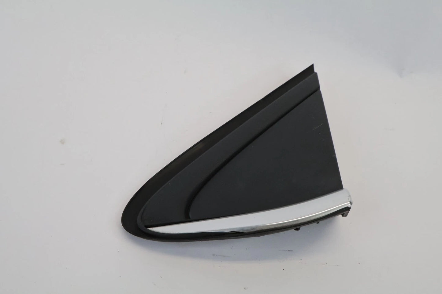 2016-2019 CHEVROLET CRUZE FRONT LEFT FENDER UPPER REARWARD CORNER TRIM BEZEL