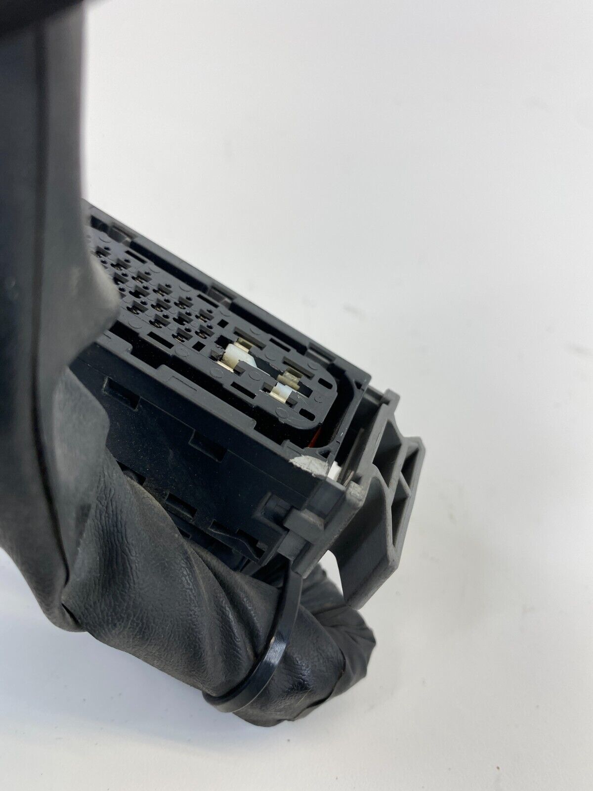 2004-2006 Hyundai Elantra 2.0L ABS Anti Lock Brake Pump Relay Plug Connector OEM