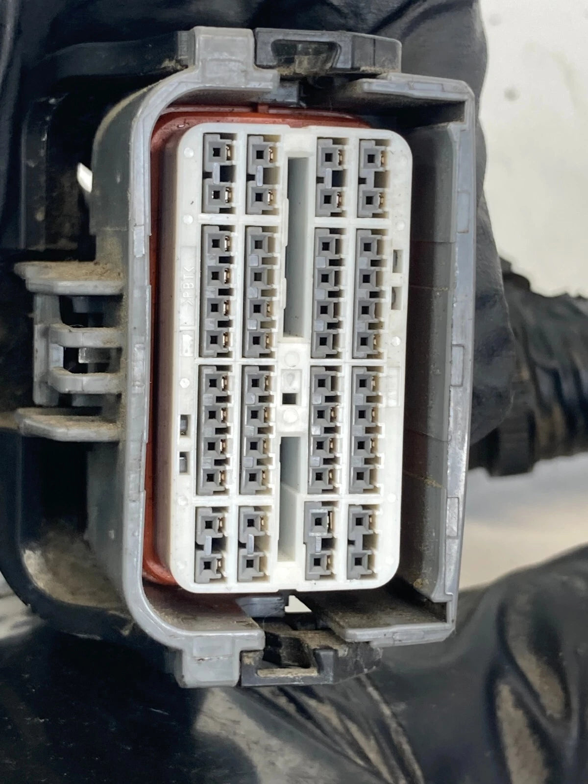 2008-2013 MITSUBISHI OUTLANDER 2.4L L4 16V ENGINE COMPARTMENT FUSE JUNCTION BOX