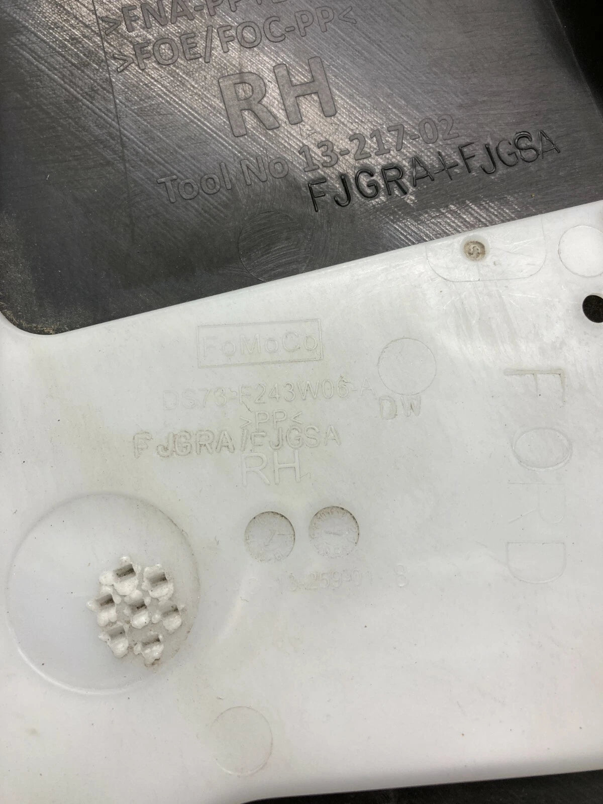 2013 14 15 2016 FORD FUSION FRONT RIGHT SIDE LOWER B PILLAR TRIM PANEL COVER