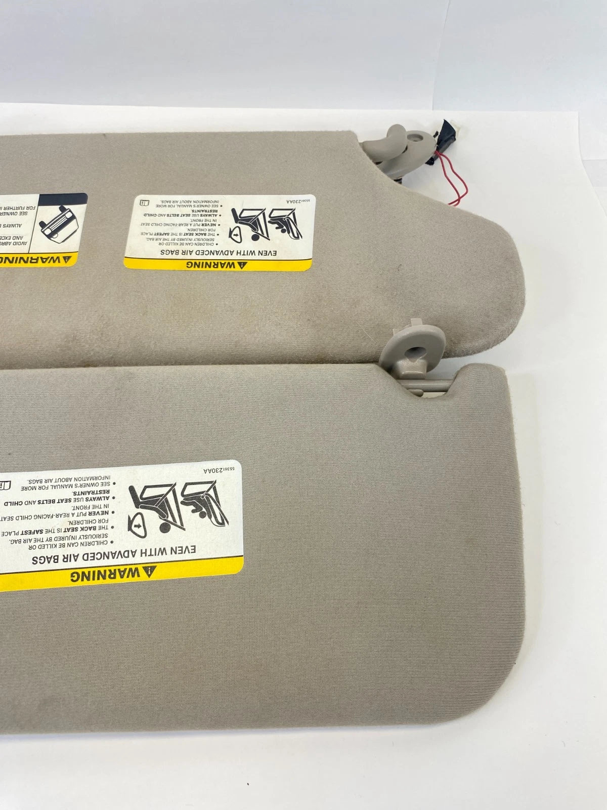 2005-2007 JEEP LIBERTY SUN VISOR PAIR SET DRIVER PASSENGER BEIGE W/ LIGHT OEM