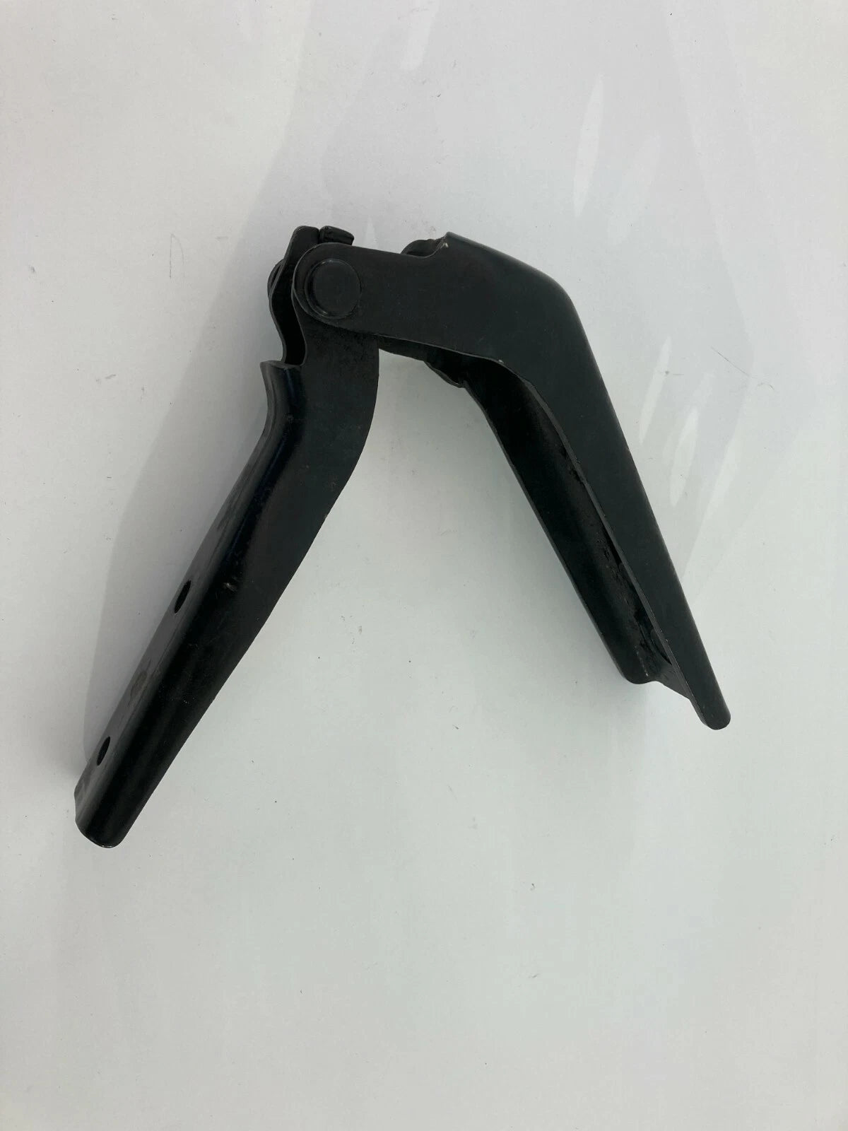 2002-2005 SATURN VUE FRONT RIGHT PASSENGER SIDE HOOD BONNET HINGE BRACKET OEM