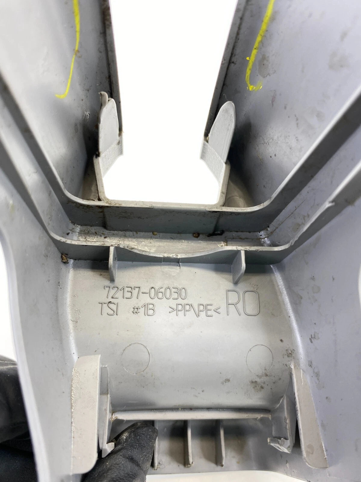 07-11 TOYOTA CAMRY FRONT RIGHT OUTER SEAT SIDE TRACK END COVER PANEL 72137-06030
