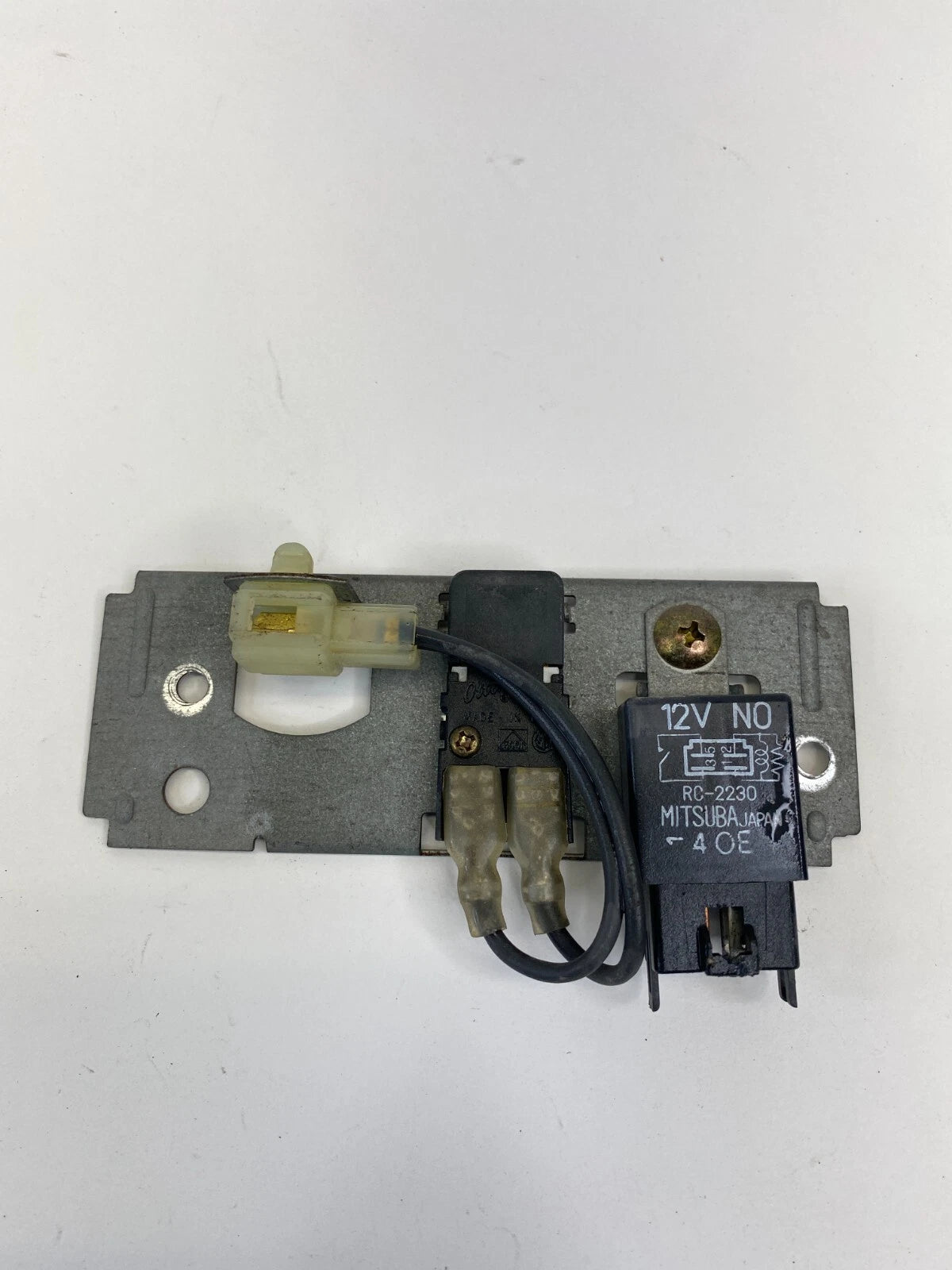 1995 1996 SUBARU LEGACY SEDAN & WAGON POWER WINDOW RELAY W BRACKET OEM