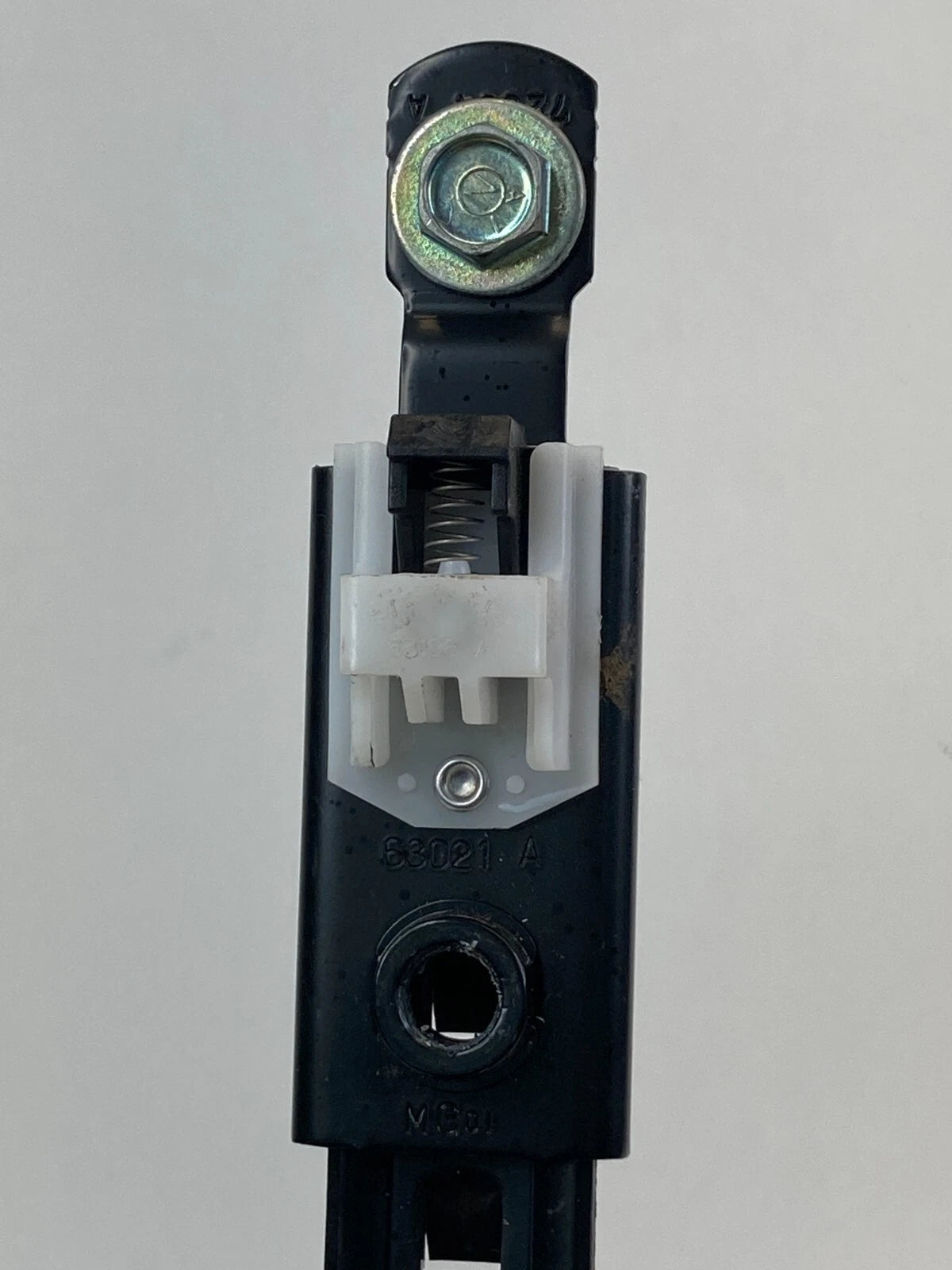 2007-2010 HYUNDAI ELANTRA 4-DR FRONT RIGHT SIDE SEAT BELT HEIGHT ADJUSTER 63021A