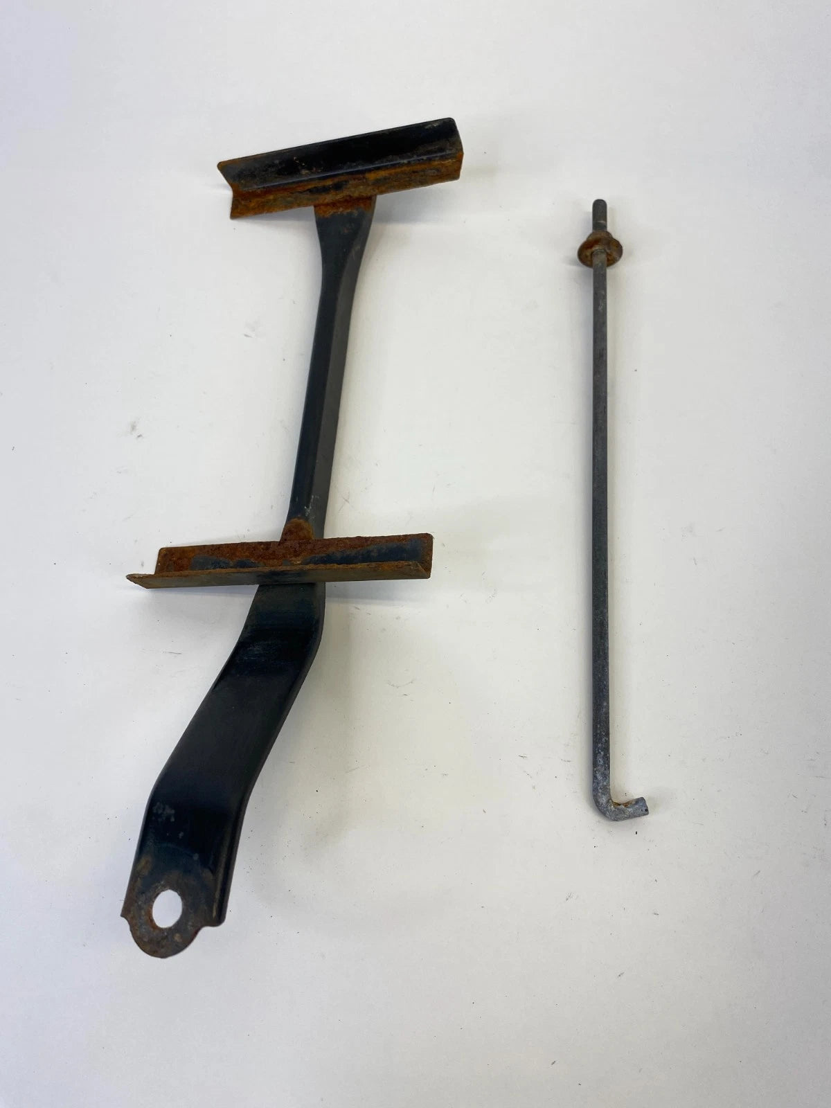 2000-2004 TOYOTA AVALON BATTERY HOLD DOWN BRACKET RETAINER OEM