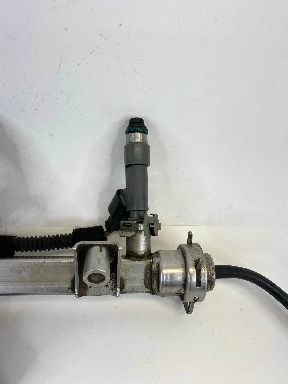 2007-2011 Saab 9-3 2.0L Engine Fuel Rail Injection w/ Injectors 55556681