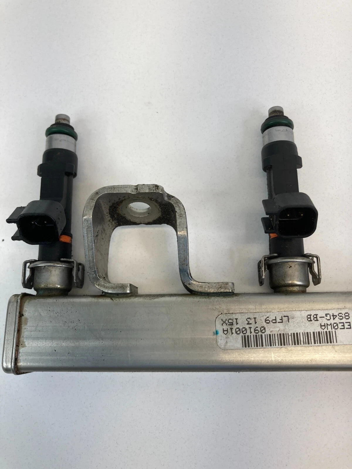 2008-2011 FORD FOCUS 2.0L L4 AUTO TRANS FUEL INJECTION RAIL WITH INJECTORS OEM