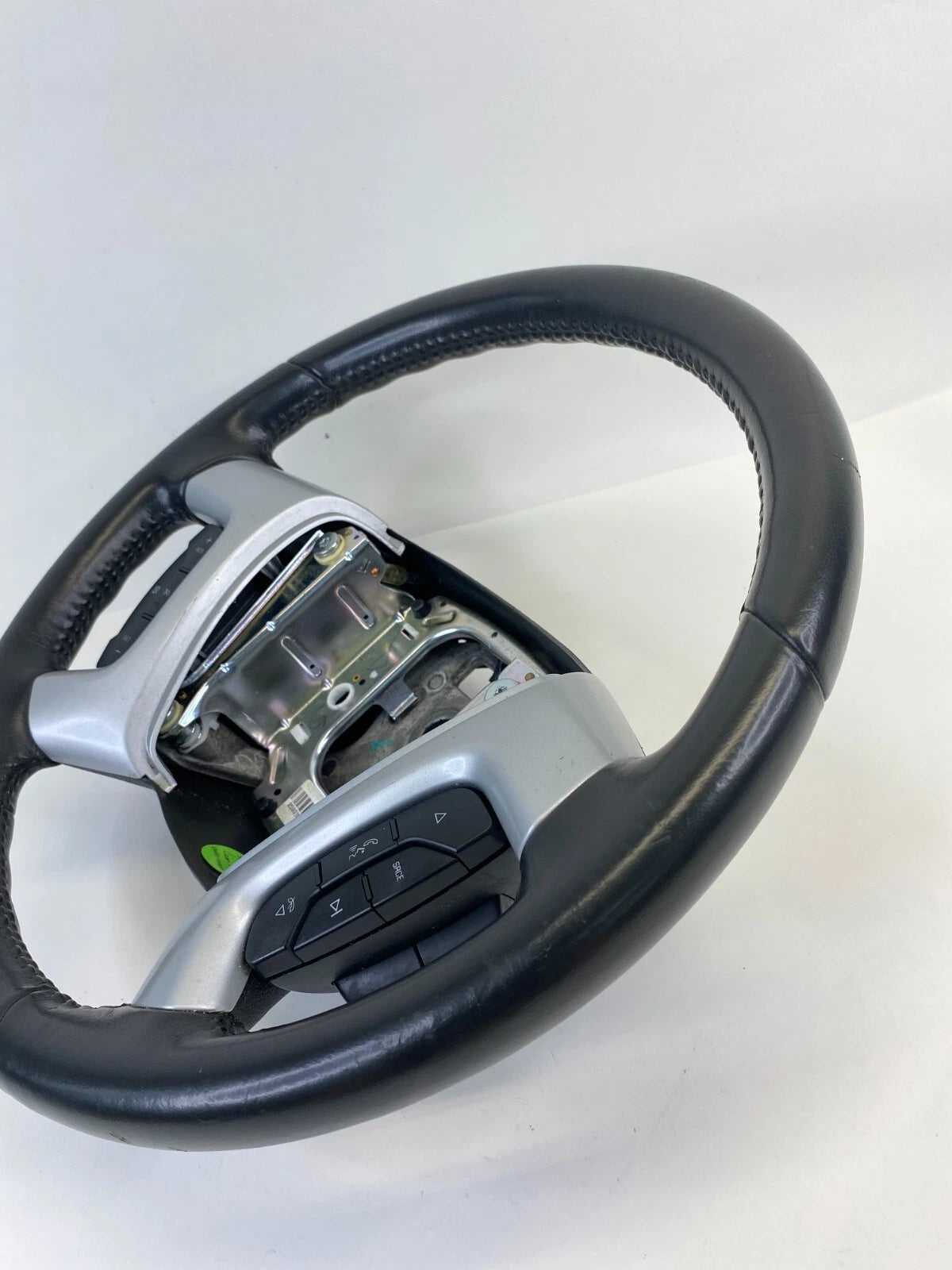 09-12 CHEVY TRAVERSE STEERING WHEEL W/ CRUISE CONTROLS & RADIO STEREO SWITCHES