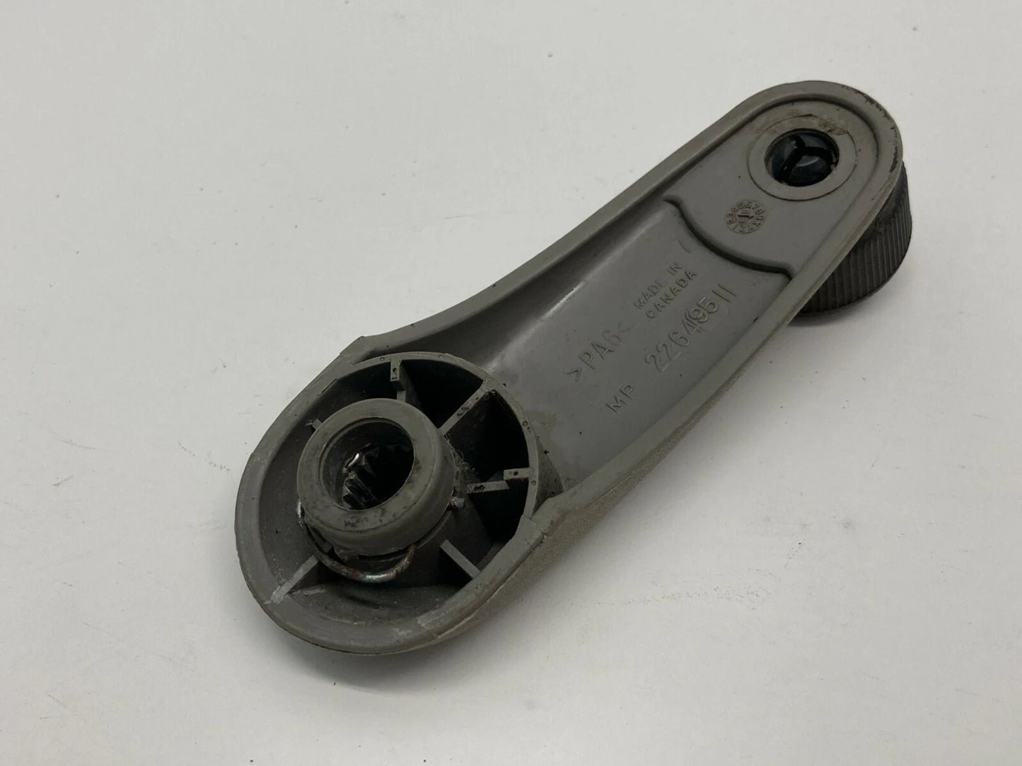 98 99 CHEVROLET MALIBU REAR RIGHT DOOR WINDOW MANUAL CRANK HANDLE OEM 22649511