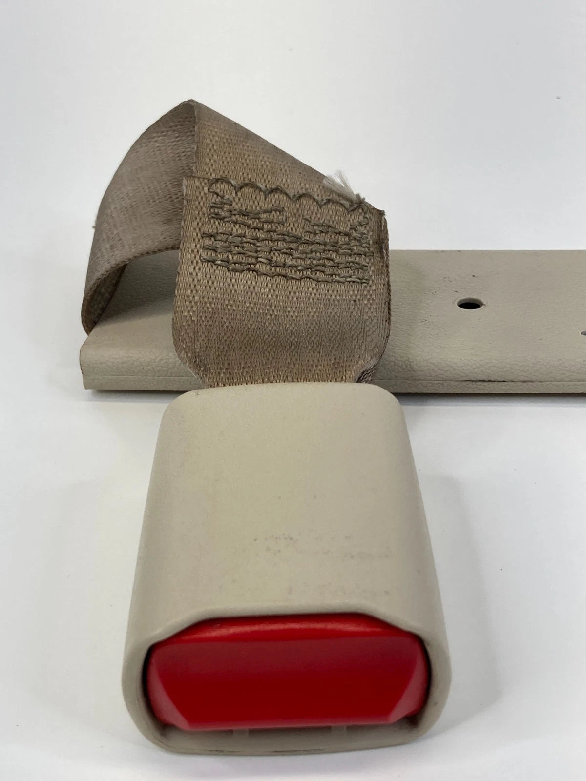 99 00 LINCOLN TOWN CAR FRONT CENTER SEAT BELT BUCKLE EARLY DESIGN BEIGE SG OEM