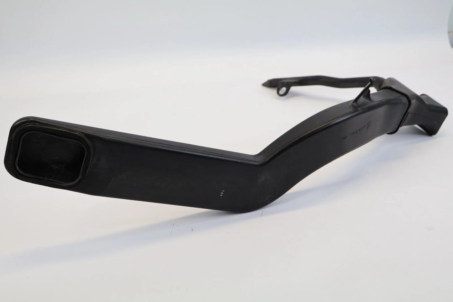 2016-2018 HONDA PILOT 3.5L FRONT INTAKE BATTERY AIR DUCT ASSEMBLY OEM