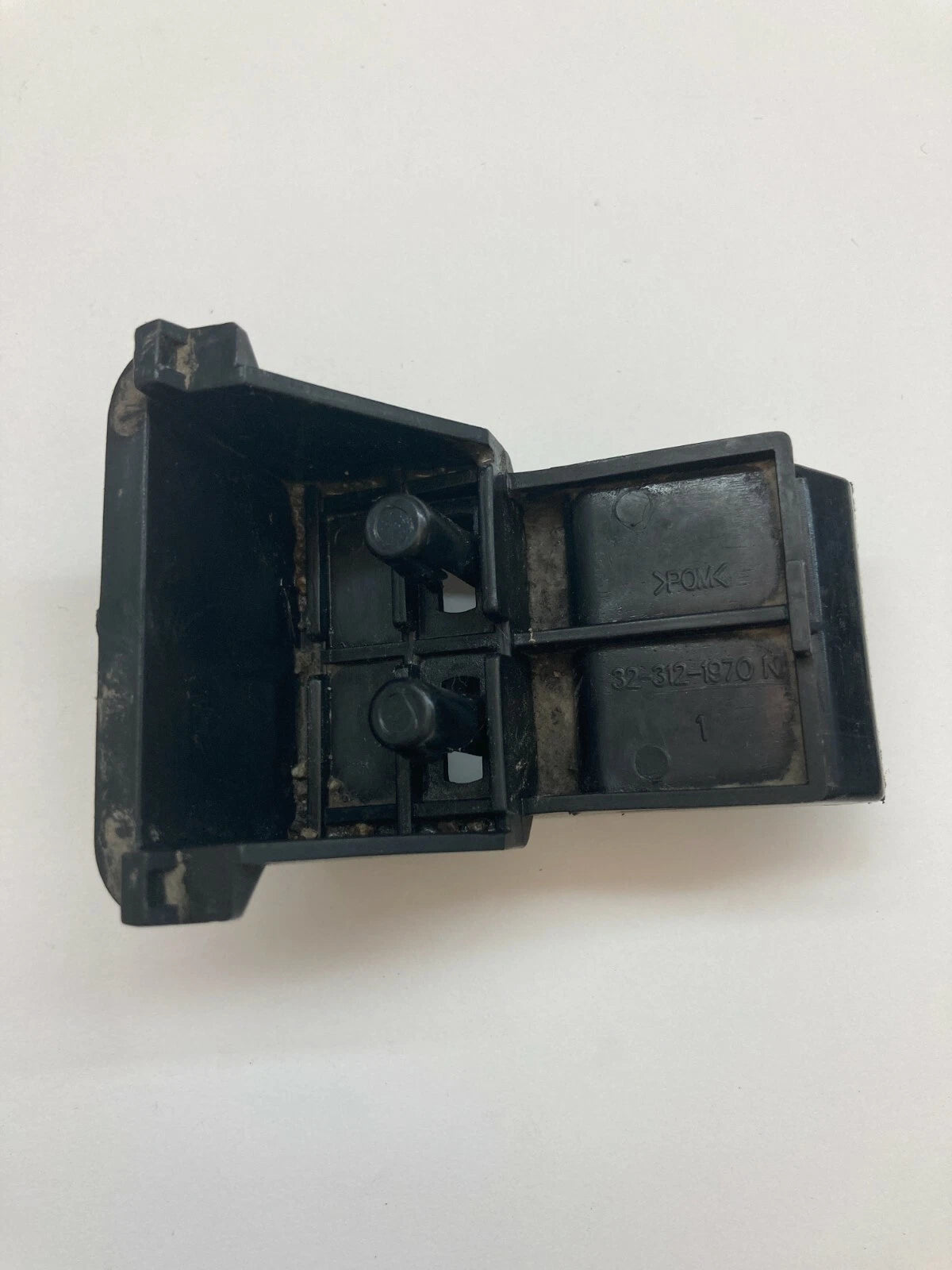 2005-2007 SCION TC REAR PASSENGER RIGHT RR TAILLIGHT BRACKET SUPPORT MOUNT OEM