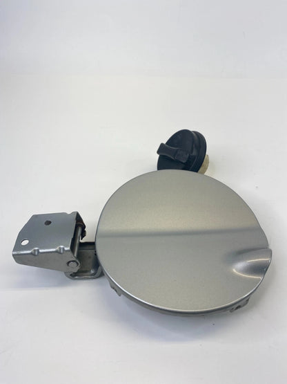 2007-2009 SUZUKI XL-7 FUEL FILLER DOOR TANK GAS LID COVER W/ FUEL CAP ASSY OEM