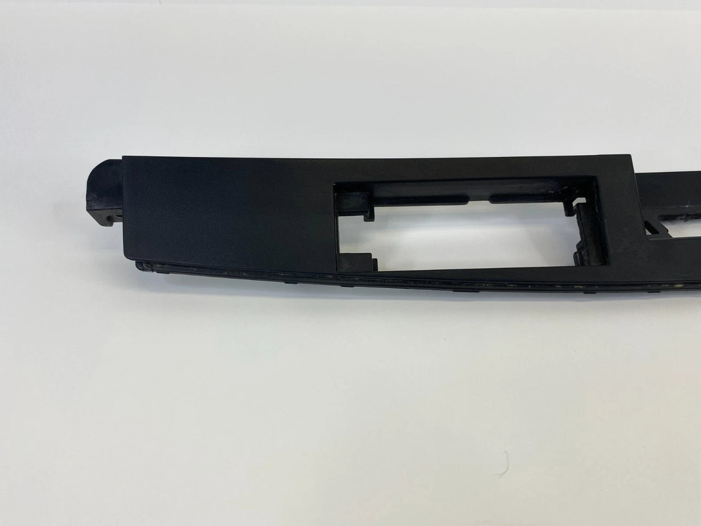 2010-2015 HYUNDAI TUCSON TRUNK TAILGATE LOWER GARNISH BEZEL 873722S000 OEM