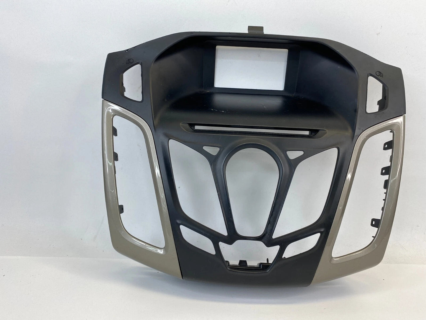 12-14 FORD FOCUS SEDAN DASH CENTER RADIO COVER BEZEL COVER TRIM CM51-18835-JAW
