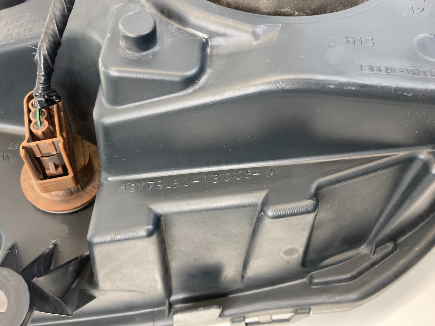 07-12 Ford Escape Front Right Passenger Side Headlight Headlamp 9L84-13005-A OEM