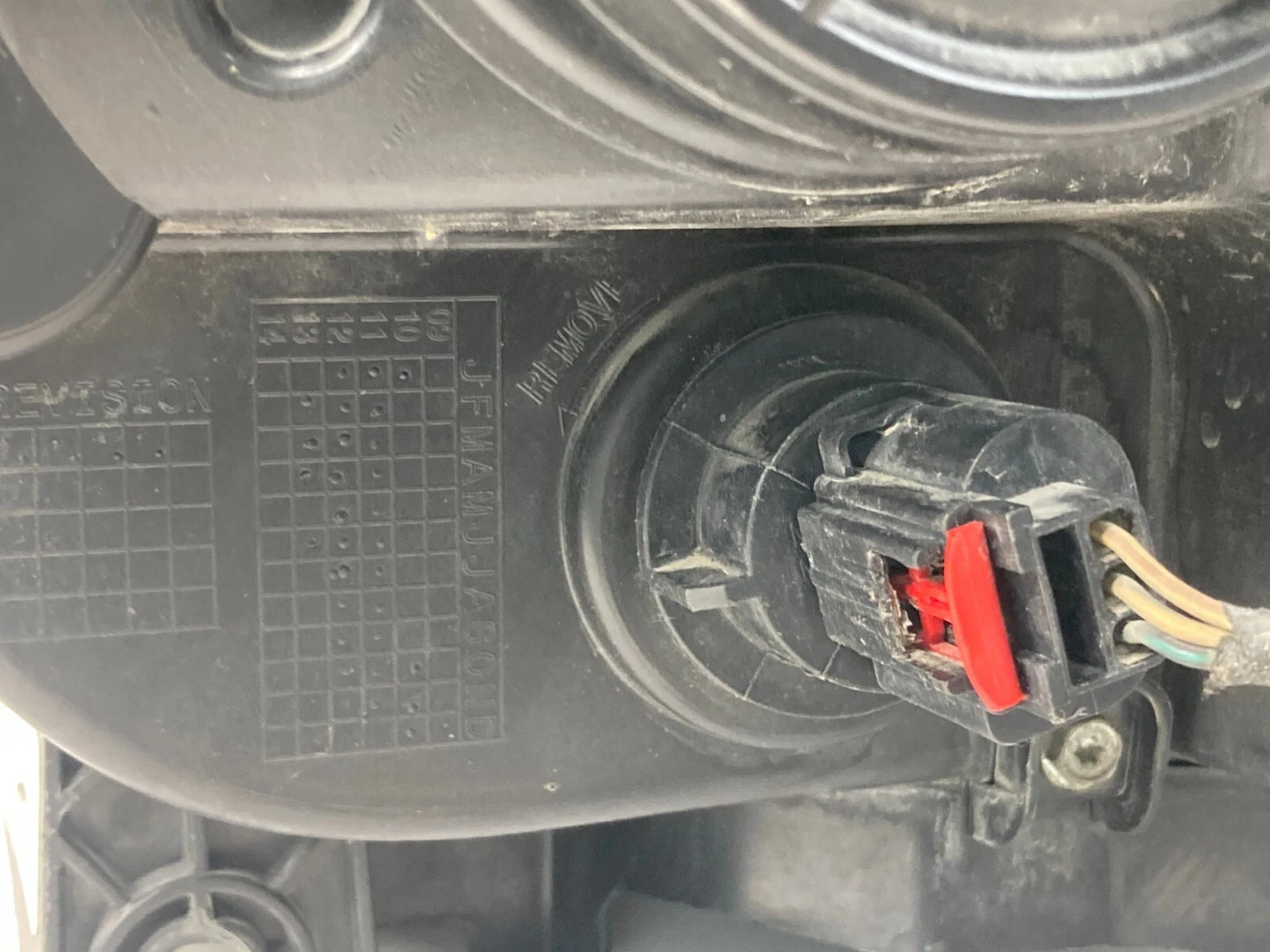 2011-2014 DODGE CHARGER RIGHT PASSENGER HEADLIGHT HEADLAMP HALOGEN 57010410AE