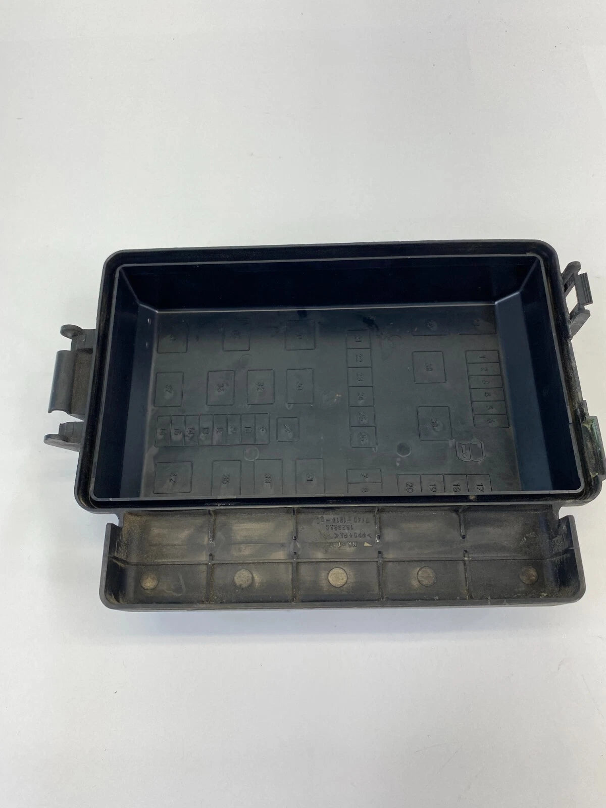 2005-2007 CHRYSLER 300 5.7L A/T UNDER HOOD FUSE BOX COVER LID 7140-1914-30 OEM