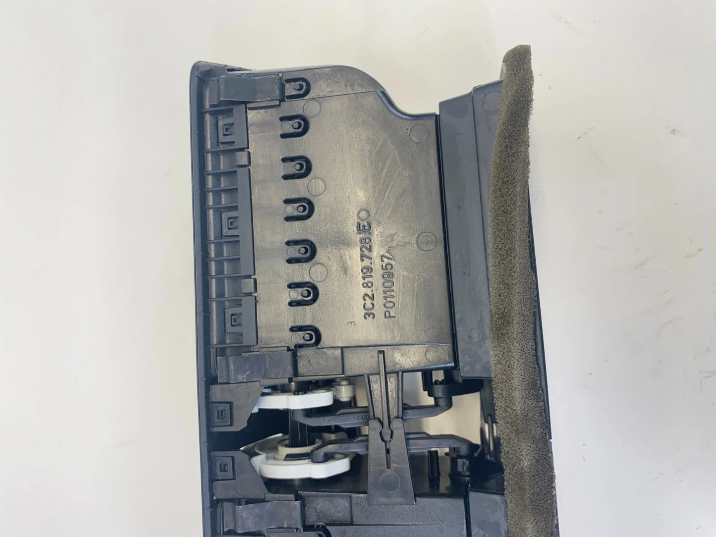 2006-2010 VW PASSAT 2009-2011 VW CC CENTER DASH AC AIR VENT 3C1819728F OEM
