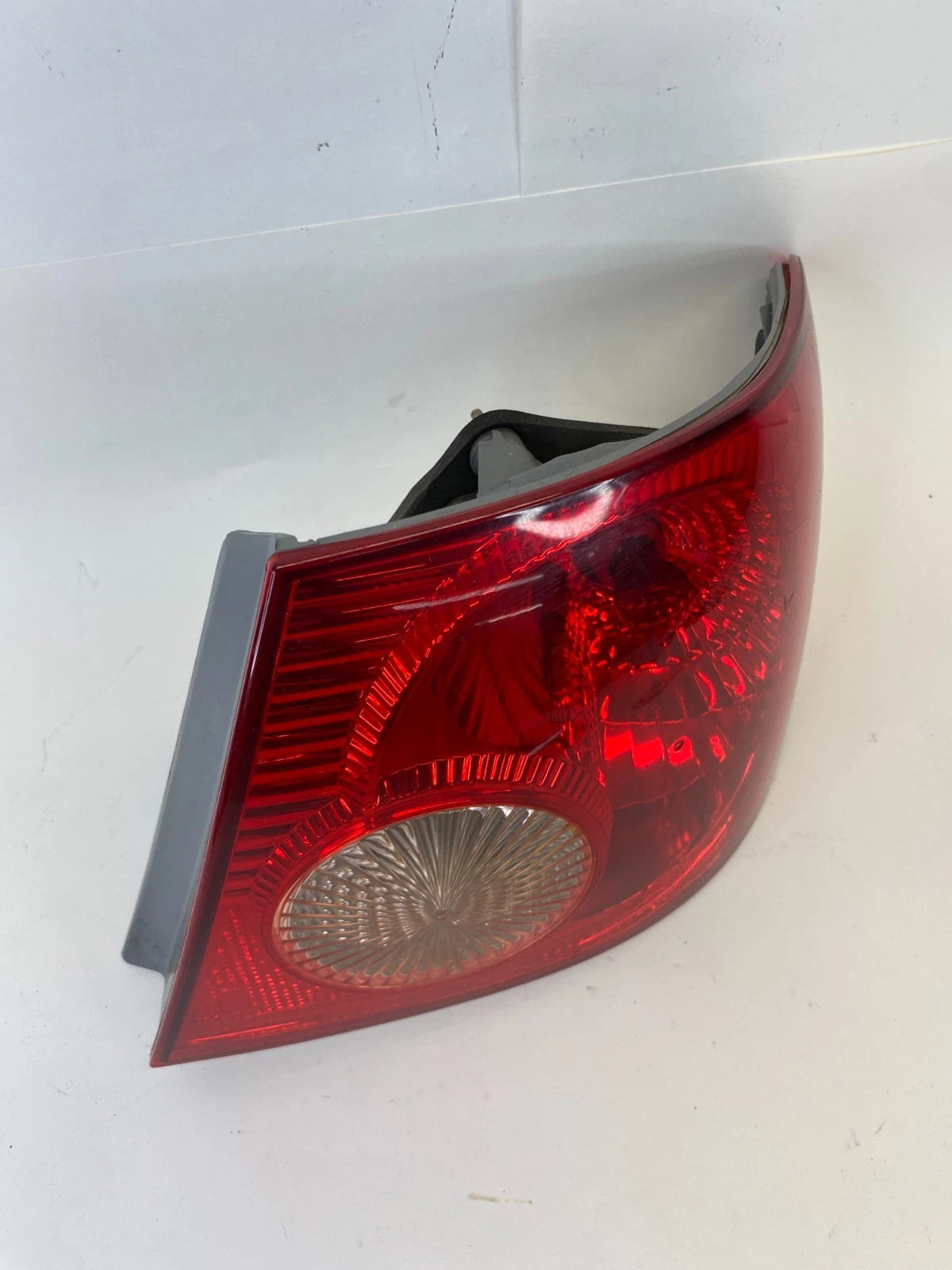 2005-2008 TOYOTA COROLLA SEDAN RR RIGHT SIDE OUTER TAILLIGHT TAIL LIGHT LAMP OEM