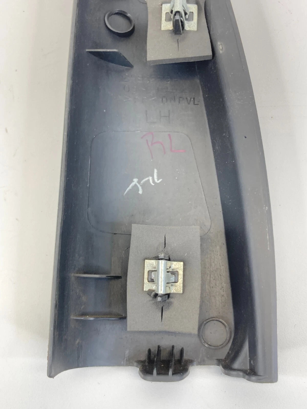 09 10 11 12 CHEVROLET TRAVERSE REAR LEFT DOOR INNER FRAME CORNER BEZEL 25852794