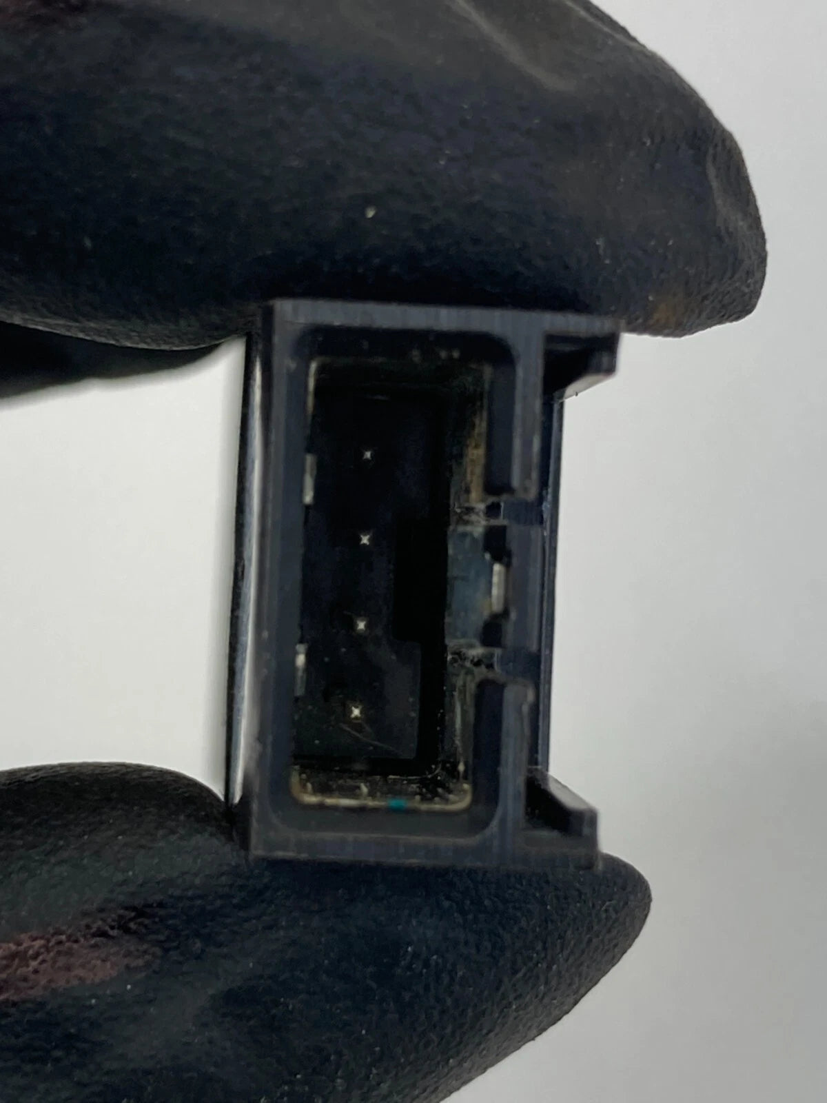 2011 BUICK REGAL CENTER CONSOLE AUX USB PORT SOCKET 13348688 OEM