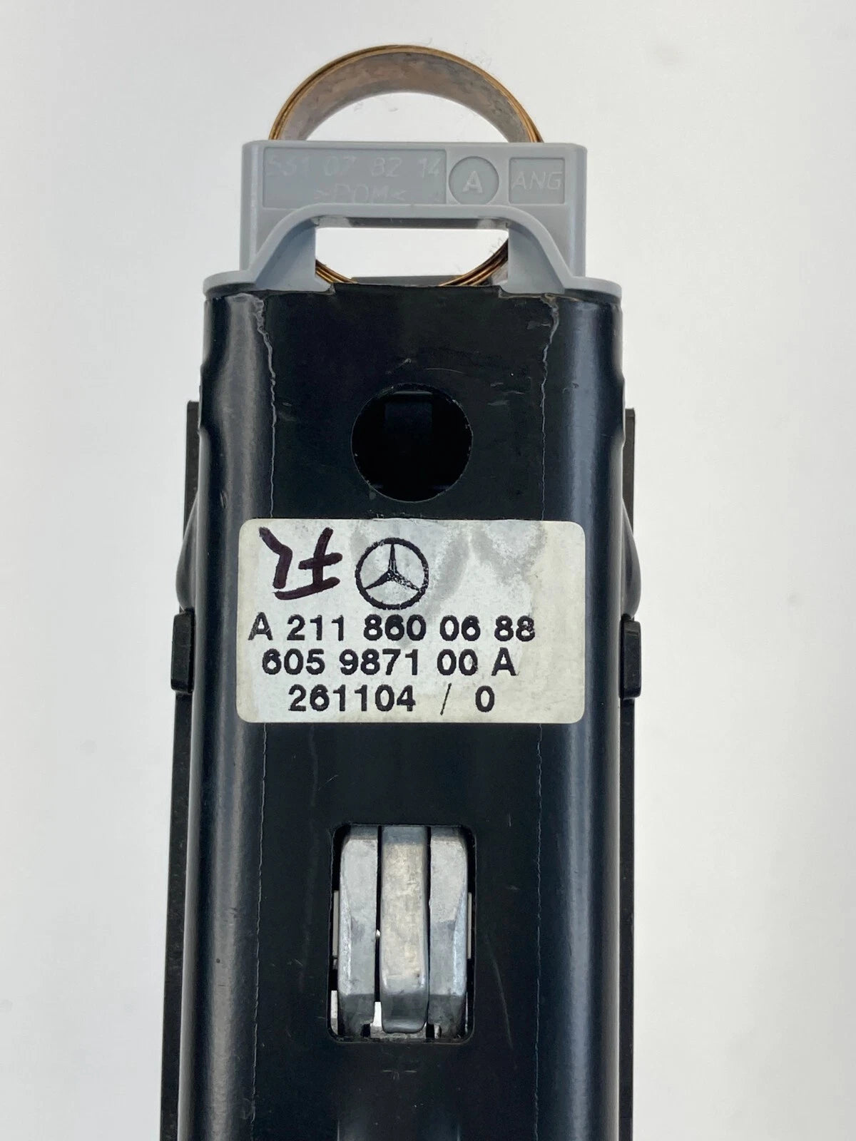 06 07 MERCEDES-BENZ ML500 FRONT LEFT SIDE SEAT BELT HEIGHT ADJUSTER A2118600688