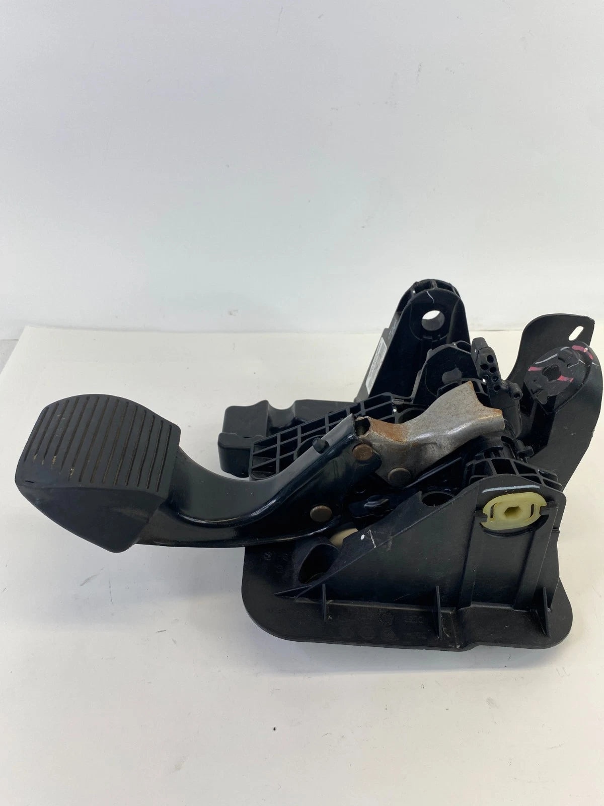 2015-2019 Fiat 500 1.4L Automatic Transmission Brake Pedal & Bracket 53100078