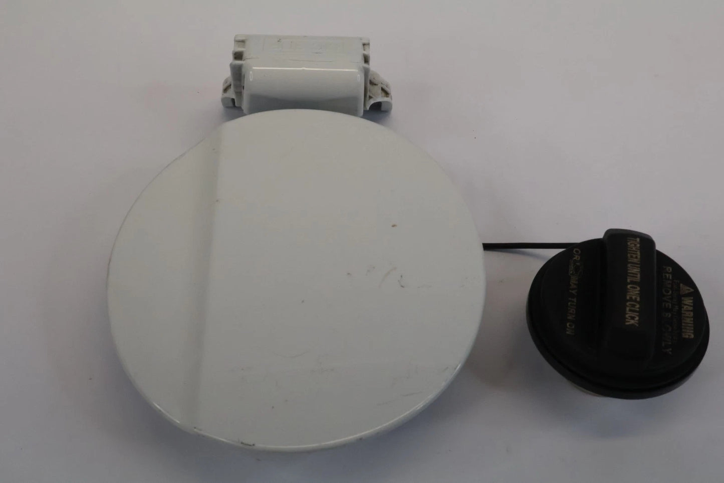 2006-2011 HYUNDAI ACCENT HATCHBACK FUEL FILLER GAS DOOR COVER LID W/ CAP OEM